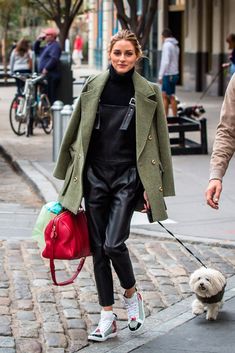 Nos encanta su estilo más casual, con peto en cuero y chaquetón estilo militar. ¿Su secreto? Un bolso rojo. Foto, Gtres Online Black Leather Jumpsuit, Street Style 2015, Leather Overalls, Estilo Olivia Palermo, Olivia Palermo Lookbook, Olivia Palermo Style, Leather Jumpsuit, Weekend Dresses, Red Handbag