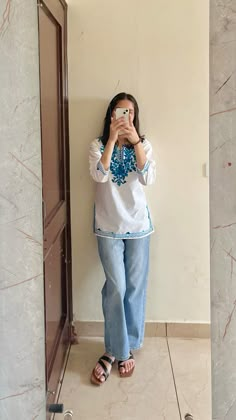 Jeans For Kurti, Midsize Wardrobe, Short Kurti With Jeans Outfit, Short Kurti Look, Short Kurtis For Jeans, Peplum Kurti, Classic Outfits For Women, Kurti Style