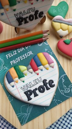 Biscoito cartão dia dos professores Cookie Decorations, Gifts For Teachers, Cookie Decorating, Biscuits, Cake