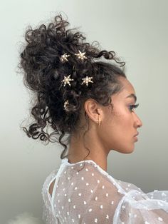 All the stars in the sky captured in this single petite comb. This star created from Swarovski crystals and faux pearls shine bright and will be the finishing touch to your holiday look. Made in NYC Lelet Ny, Crystal Comb, Glam Boho, Stars In The Sky, Halo Headband, Comb Set, Headband Jewelry, Stage Makeup, Hair Wraps