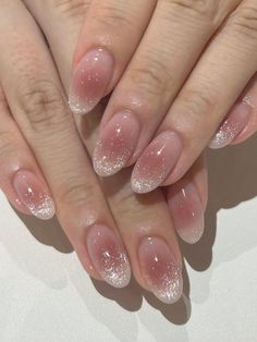 Elegant and Chic Summer Nails 2024: Short, Simple French Tips, and Trendy Color Combos Jelly Nails Sparkle, Ideas Uñas, Art Models, Nagellack Trends, Short Fake Nails, Nagel Tips, Nail Type, Stick On Nails, Classy Nails