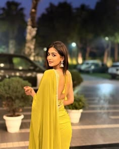 Fancy Saree Photoshoot Poses, Fancy Saree Poses, Snapchat Photo, Fashionable Saree, Sarees For Girls, Instagram Symbols, Fashionable Saree Blouse Designs, Bollywood Hairstyles, Poses Women