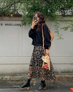 Cool Conservative Outfits, Long Floral Skirt Outfit Fall, Short People Outfits Aesthetic, Classic Modest Style, Modest Smart Casual, Femine Masculine Fashion, Scotland Fashion Spring, Long Skirt And Sweatshirt Outfit, Winter Outfit With Long Skirt