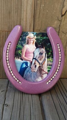 Horse Shoe Decor, Bling Picture Frames, Decorated Horse, Horse Room, Diy Crafts For Teen Girls, Horseshoe Projects, Diy Crafts For Teens, Horse Camp, Horseshoe Decor