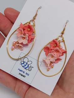 https://purplebeestudio.etsy.com Handmade delicate polymer clay chandelier earrings. The clay flowers are made by me without using any molds with special care to the detail. The wire hoop is also handmade by me from craft wire. Spoil yourself or give as a gift for a special woman in your life. Earrings made with brass ear wire. The earrings are very light and comfortable to wear all day. SHIPPING: Your order will be dispatched in a securely packed cardboard box. Product care:  - To ensure the product quality and durablility, avoid contact with water, lotion, perfumes and household cleaners and chemicals. - You can clean the products with a slightly damp soft fabric.  - Sharp objects can damage the clay surface. - When not in use, store in a dry, seperate box. Thank you for visiting my shop Unique Clay Jewelry, Fimo Flower Earrings, Clay Earing Idea, Polymer Flower Earrings, Polymer Clay Earrings With Beads, Polymer Clay Jewelry Ideas, Clay Chandelier, Diy Polymer Clay Crafts, Flower Earrings Diy