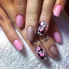 Purple Minnie Mouse Nails, Nokti Mini Maus, Minnie Mouse Nail Designs Pink, Pink Minnie Mouse Nails, Mickey Mouse Acrylic Nails, Disney Valentines Nails, Pink Disney Nails, Minnie Mouse Nail Designs, Nerd Nails