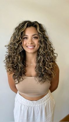 Carmel Highlights On Black Curly Hair, Curly Haircut Long Hair, Blond Highlights On Black Hair Curly, Highlight In Curly Hair, Cute Hair Colors For Curly Hair, Highlights In Curly Brown Hair, Blond Curly Highlights, Balayage Hair On Curly Hair, Blonde Balayage On Dark Hair Curly