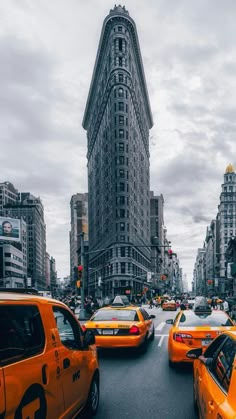 taxi cabs are lined up in front of the flatirope building on new york's 42nd street