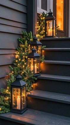 Classy Christmas Decor Outdoor, Classy Outdoor Christmas Decor, Balcony Christmas Decor, Winter Porch Ideas, Outdoor Christmas Lanterns, Christmas Outdoor Lights, Winter Porch Decorations, Christmas Porches, Christmas Window Boxes