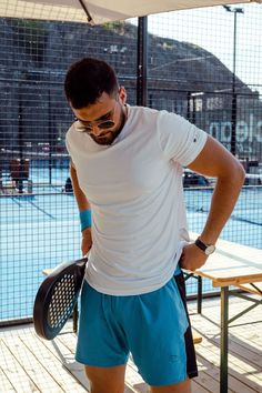 niet tof dat hij aan zijn broek zit. Wel vet dat hij naar beneden kijkt en dat je het hek achter hem hebt vanaf naast de baan. Achtergrond mag vervagen. Athleisure Outfits Men, Tennis Fashion Editorial, Men Pose, Spring Campaign, Tennis Aesthetic, High Fashion Men, Sports Boys, Men Photoshoot