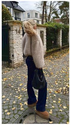 Here are the Copenhagen Style Outfit Essentials—including footwear—to help you achieve that effortlessly chic Scandinavian look. #scandinavianstyleoutfit Old Money Winter, Uggs Outfits, Cozy Fall Outfits, Autumn Fits, Uggs Outfit, Cold Outfits, Looks Street Style