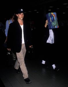 Le style Nineties de Johnny Depp 6 Johnny Depp 80s Style, Johnny Depp Outfits 90s, Johnny Depp 90s Style, Johnny Depp Street Style 90s, Johnny Depp Fashion, 90s Celebrities, Johnny Depp Suit 90s, 90s Men Outfits, Johnny Depp In A Suit