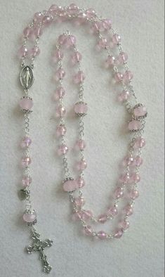 Rosary Necklace Aesthetic, Christian Crystals, Diy Rosary Necklace, Rosary Ideas, Rose Rosary, Beautiful Rosaries, Diy Rosary