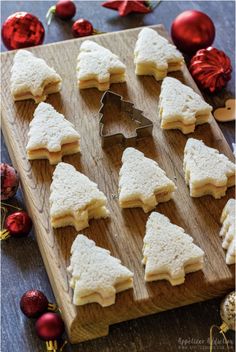 christmas tree cookies are arranged on a cutting board