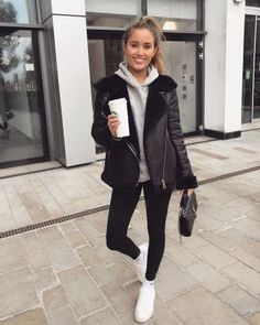 Black leg­gings of Kate Hutchins on the In­sta­gram ac­count @ka­tee­hutchins #Black #leg­gings of #KateHutchins on the #In­sta­gram #ac­count #@ka­tee­hutchins #fashion #outfits Yoongi Fashion, Kate Hutchins, Fashion Core, Winter Fashion Outfits Dressy, Winter Outfits 2020, Winter Fashion Outfits Casual, Outfit Chic, Mode Inspo