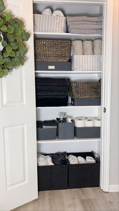 Are you in need of some brilliant linen closet organization ideas? We've found some of the most gorgeous linen closet organization solutions. Linen Organization Closet, Turn Closet Into Linen Closet, Organization Ideas For Pantry Small Spaces, Blanket Storage Linen Closet, Basket Organization Ideas Closet, Minimalist Apartment Organization, Bathroom Closet Renovation Ideas, Extra Linen Storage Ideas, Shallow Linen Closet Organization