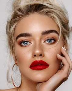 Lys Makeup, Tutorial Eyeliner, Trendy Makeup, Blue Makeup, Makeup Goals, Blue Eye Makeup, Red Lipstick, Bb Cream