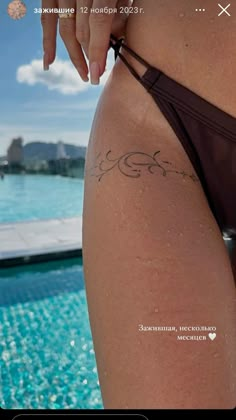 Back Tattoo Small Upper, Disco Doll Tattoo, Bikinis Tattoo Ideas, Hip Tattoo Inspiration, Small Side Hip Tattoos Women, Hawaiian Hip Tattoos Women, Down The Hip Tattoo, Flowy Tattoos For Women, Hot Tattoo Placement