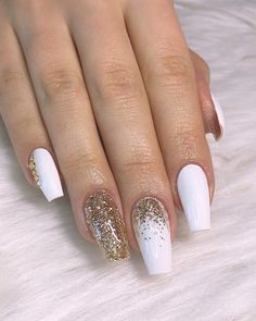 Unghie bianche, ecco le nail art più belle per ogni occasione Trucchi.tv Nail Marble, Nail Hacks Diy, Rhinestones Nails, Nails Rhinestones, Pink White Nails, White Coffin Nails, Nail Art Pictures, Floral Nail Designs, Glamorous Nails