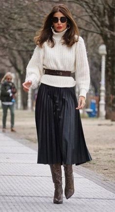 Winter Midi Skirt Outfit, Midi Skirt Winter, Chique Outfit, Midi Skirt Outfit, Trendy Outfits Winter, Black Pleated Skirt, Skirts With Boots