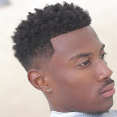 High Fade Haircut, Drop Fade Haircut, Curly Hair Fade, Latest Short Haircuts, Men's Short Hair, Short Curls, Pelo Afro