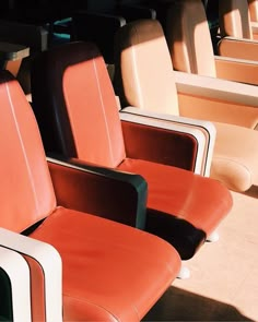 rows of seats in an auditorium with no one sitting on the bench or standing up