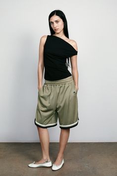 BASKETBALL SHORT OLIVE Oversized Basketball Shorts, Oversized Athletic Outfit, Styling Basketball Shorts, Oversized Shorts Outfit, Basketball Shorts Outfit, Athletic Photoshoot, Corset Back Dress, Oversized Shorts, Basketball Pants