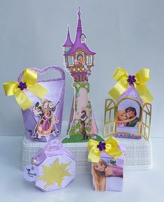 Kit De Papelaria Personalizada Luxo Rapunzel   Enrolados   10 Caixas    O Seu Kit Contém Os Seguintes Itens:    2 Caixas Milk  2 Caixas Cone  2 Caixas Mão  2 Caixas Coração  2 Caixas Oitava      O Kit Será Personalizado Com O Nome E Com A Idade.    Utilizamos Neste Kit Papel Offset 180gr  Camadinhas De Papel  Impressão De Alta Qualidade  Papel Lamicote    Pérola  Fio De Ouro  Chaton De Flor  Lindos Laços De Fita De Cetim.    * A Cor Do Chaton Pode Ocorrer Alteração De Acordo Com O Nosso Forneced Rapunzel Party, Rapunzel, Ariel, Frozen