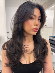 un hermoso corte de pelo de mariposa moreno oscuro con puntas rizadas, flequillo de cortina y algo de volumen es una idea encantadora Butterfly Hairstyle, Hair Tint, Layered Haircuts For Medium Hair, Long Hair Cuts