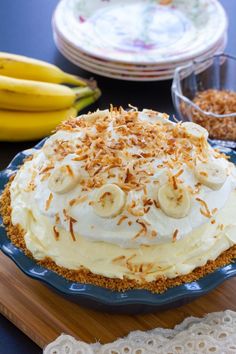 a banana cream pie sitting on top of a blue plate