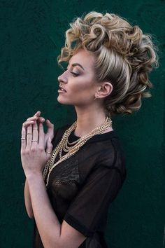 Faux hawk : big sexy hair Fancy Faux Hawk Updo, Edgy Updo Hairstyles, Hair Faux Hawk, Fauxhawk Updo, Mohawk Hairstyles For Women, Faux Hawk Hairstyles, Hair Colorful, Hair Company, Mohawks