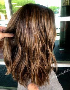 Golden Brown Hair Light Skin, Golden Brown Balayage Short Hair, Golden Brown Balayage Brunettes, Brunette Golden Highlights, Golden Balayage Brunettes, Golden Brown Short Hair, Warm Brown With Blonde Highlights, Golden Brunette Hair Balayage, Brown Golden Highlights