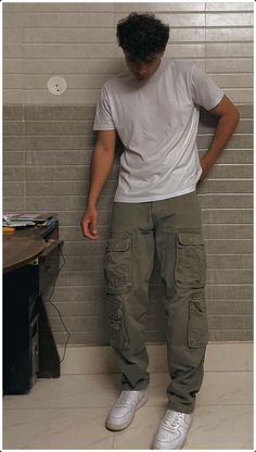 Cargo Outfit Men, Green Cargo Pants Outfit, Green Pants Men, Green Pants Outfit, Cargo Pants Outfits, Outfit Tips, White Cargo Pants, Mens Shorts Outfits