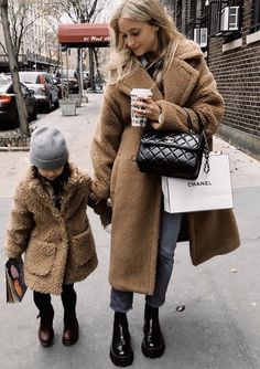 Teddy Coat Street Style, Teddy Bear Coat Outfit, Teddy Bear Coats, Teddy Coat Outfit, Teddy Outfit, Winter Workwear, Europe 2023, Winter Coat Outfits, Puffer Coats