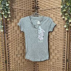 Nwt Baby Soft Heather Gray Tee With Cute Graphic. Size S. Y2k Closet, Bebe Shirts, Extra Clothes, Grafic Tees, Aeropostale Shirts, Birthday List, Grey Tee, Virtual Closet, 2000s Fashion