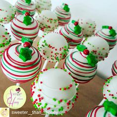 there are many christmas cake pops on the table