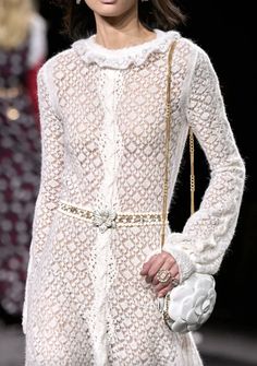 Perfect Chanel bag dupe available at the link! Chanel Fall 2023, Elegant Style Dress, Chanel Dresses, Fall 2023 Ready To Wear, Moda Chanel, Chanel Dress, Brands Fashion, 2023 Ready To Wear, Couture Runway