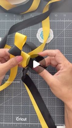 Senior Leis How To Make, Ribbon Mums Diy, How To Make Ribbon Leis Tutorials, Easy Ribbon Leis For Graduation, How To Make A Lei Diy, Graduation Diy Lei, Senior Mom Gift Ideas