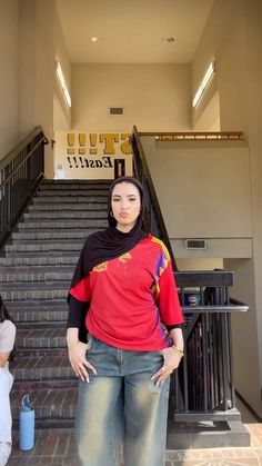 Jersey Outfit Women Hijab, Hijabi Jersey Outfit, Streetwear Hijab Outfit, Jersey Top Outfit, Chill Asthetic, Hijabi Outfits School, Jersey Hijab Style, Streetwear Hijabi, Cute Hijab Styles