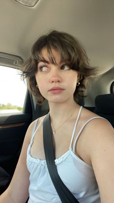 Short Hair Styles For Round Faces With Bangs, Clairo Short Hair, Short Hair For Oval Face, Wispy Bangs Short Hair, Loose Curls Hairstyles, Queen Hair