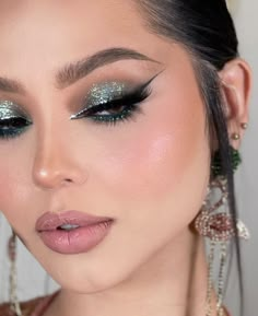 Social Glam Makeup, Makeup Verde, Green Dress Makeup, Makeup Social, Makeup Ojos, Mekap Mata, Prom Eye Makeup, Smink Inspiration