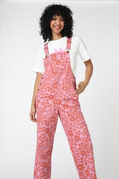 Two tone floral printed overall- a 60’s inspired painted daisy print, featuring a fresh two tone palette- square bib- adjustable cross over straps- high waisted rise- wide leg fit- make from 100% cotton- available in pink Product Code: PGFW134 Gingham Overalls, Pink Dungarees, Floral Overalls, Kids Scrubs, Painted Daisy, Pink Overalls, Sandy Cheeks, Retro Revival, Raincoat Kids