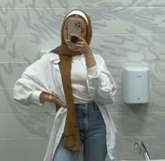 Summer Hijab Look, Hijab Outfit Jeans, White Hijab Outfit, Hijab Style Summer, Veiled Clothes, Muslim Women Clothing, Hijabi Outfit, Stile Hijab