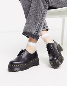 Shoes by Dr Martens Your rain-or-shine shoes Lace-up fastening Round toe Contrast stitching Chunky sole Signature textured tread Doc Martens 1461 Platform, Dr Martens 1461 Quad, Doctor Martens, Dr Martens Outfit, Dr Shoes, Dr Martens Boots, Chunky Shoes, Leather Oxford Shoes, Black Shoes Women