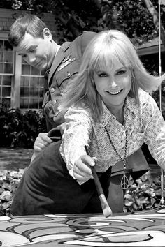 Larry Hagman Being Super Cheeky in This Photoshoot With Barbara Eden During the Filming of the Episode “Jeannie, My Guru”Larry Hagman Being Super Cheeky in This Photoshoot With Barbara Eden During the Filming of the Episode “Jeannie, My Guru”