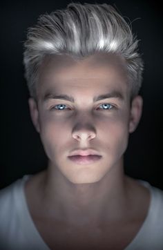 Man With Blonde Hair, Blue Eyed Men, Lucky Blue Smith, Corte De Cabelo Masculino, Blonde Guys, Platinum Blonde