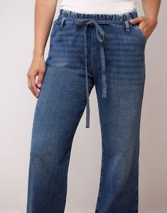 Description du Produit

Ce jean bleu moyen a été inspiré par la chanson de Lionel Richie "easy like Sunday Morning" car c'est le jean parfait que vous voudriez enfiler pour une paire de denim facile à enfiler et confortable à porter pour se prélasser ou courir pour les courses de dernière minute du dimanche. La taille élastique est non restrictive pour offrir un confort tout au long de la journée, et le cordon de serrage en denim ajoute une touche de sophistication.


Type de Denim et Coupe

Con The Perfect Jeans, Yoga Jeans, Easy Like Sunday Morning, Elastic Waist Jeans, Denim Belt, Lionel Richie, Perfect Jeans, Mid Rise Jeans, Wide Leg Denim