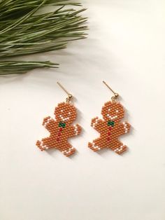 a pair of beaded ginger earrings sitting on top of a table