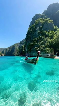 a boat is floating in the clear blue water