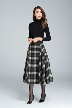 Pleated Skirt Winter, Mode Poses, Sukienki Maksi, Long Plaid Skirt, 50s Skirt, Skirt Diy, Plaid Wool Skirt, Modesty Outfits, Tartan Skirt